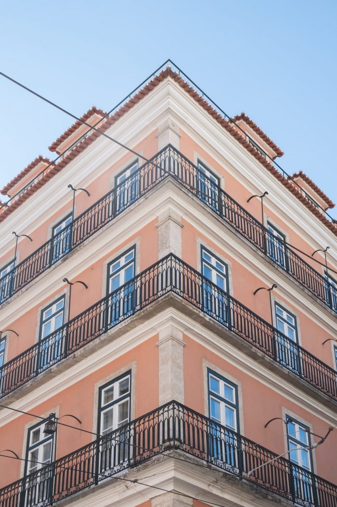 Roze gebouw in Lissabon