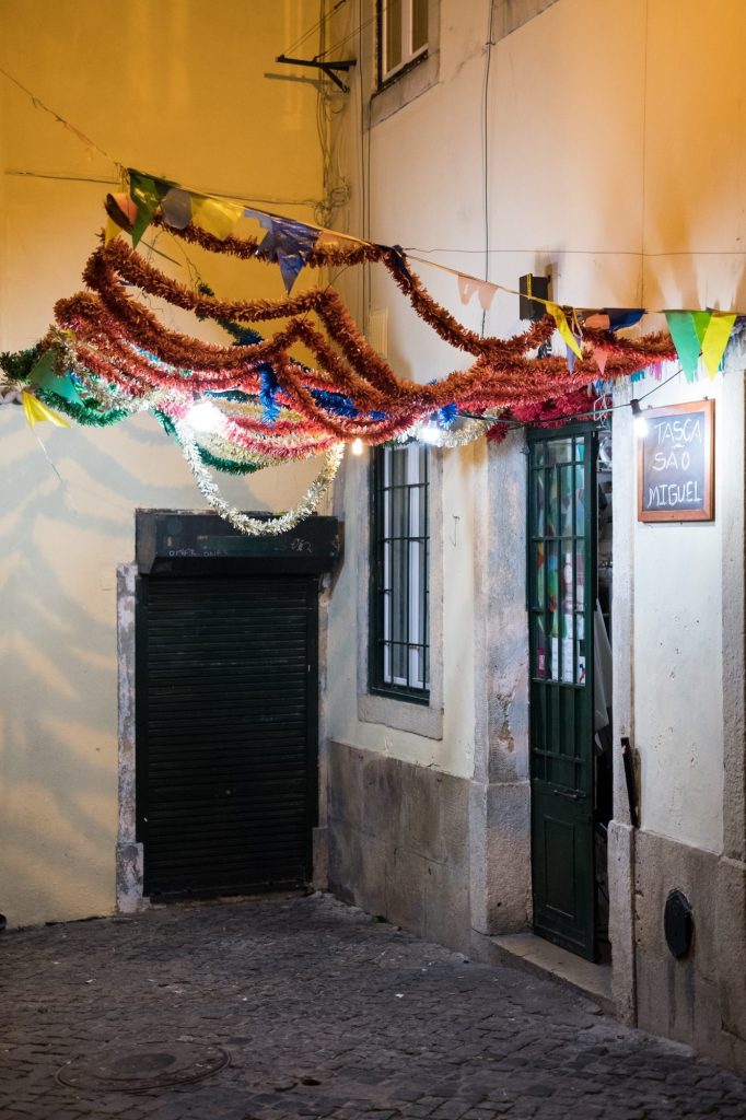 Straatje in de avond in Lissabon