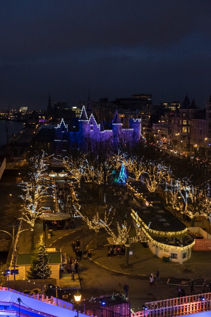 Reuzenrad dat uitkijkt op de kerstmarkt