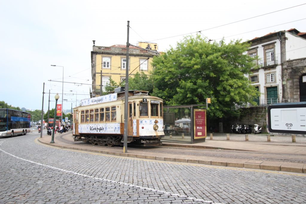 Authentieke Portugese tram in Porto