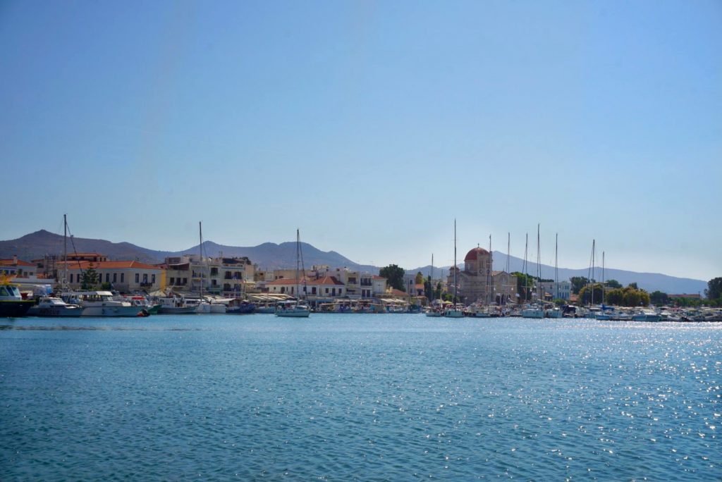 Het griekse eilandje Egina: cultuur en prachtige stranden op een steenworp afstand van Athene