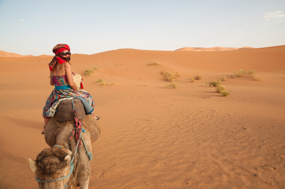 Een kamelenrit in de woestijn van Marokko