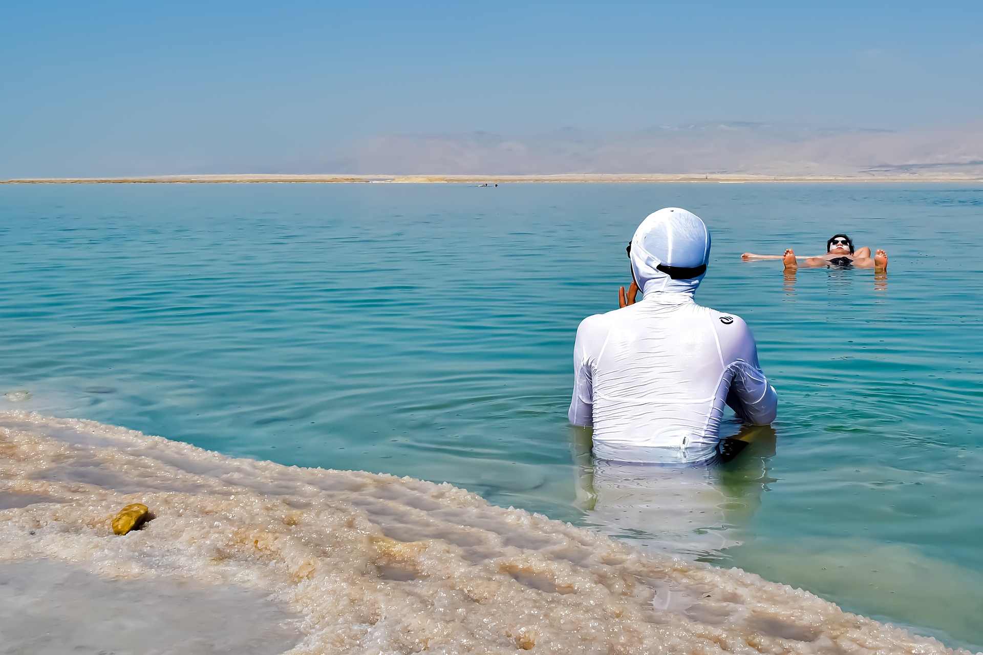 Мертвое море человек на воде