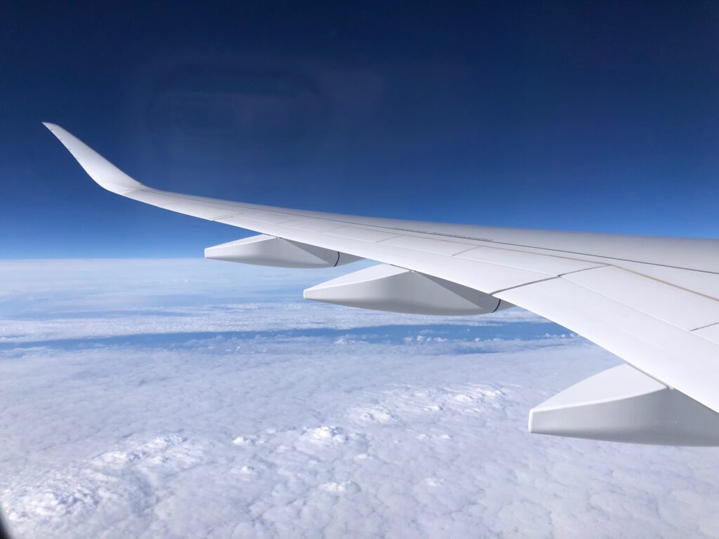 6 tips om comfortabel een lange vlucht door te komen